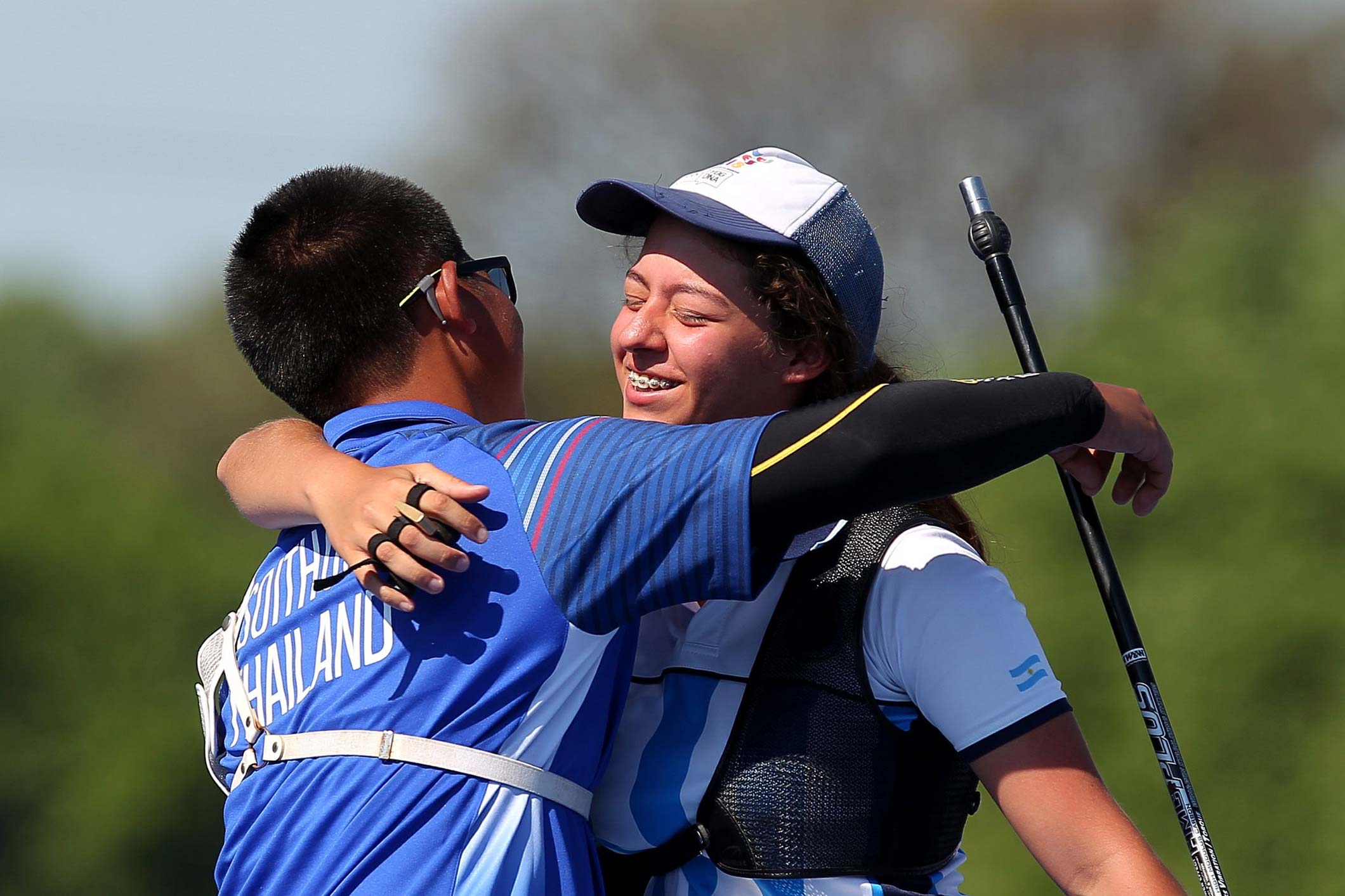A hug to celebrate the silver finish. (Photo: Agustín Marcarián/Buenos Aires 2018)