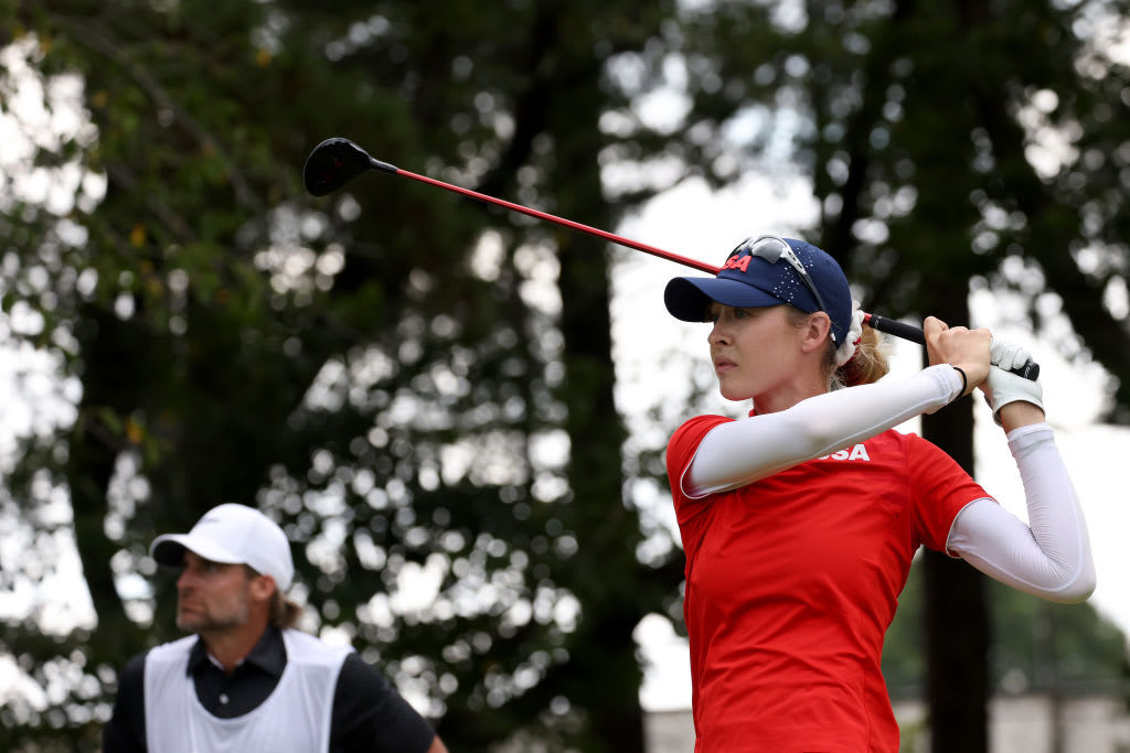Golfeur Professionnel Femme Portant Des Vêtements De Sport Teeing Golf Dans  La Compétition De Tournoi De Golf