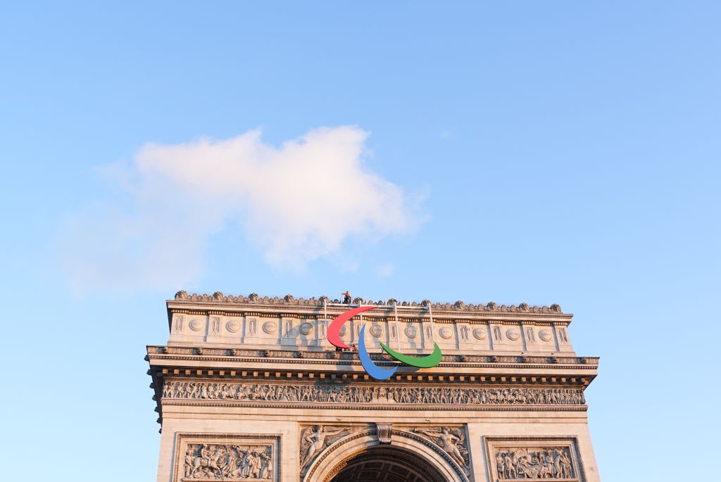 El símbolo paralímpico instalado en el Arco del Triunfo