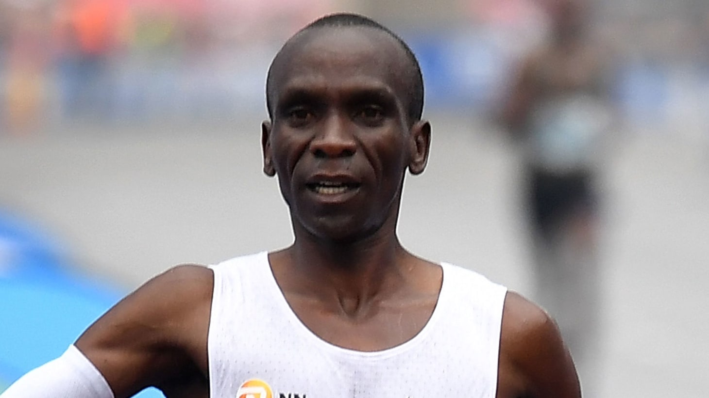 証拠写真付き・直筆　サインエリウド・キプチョゲマラソン写真サイン入り伝説ランナー エリウド・キプチョゲ：マラソン2時間切りの秘密 | ランニング