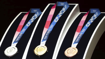 東京五輪の入賞者メダルが初お披露目、澤穂希さん「このメダルを目指し