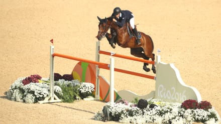 障害馬術は人馬一体となって障害物を飛び越え、ミスの少なさと走行時間