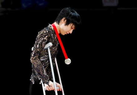 Yuzuru Hanyu receives medal on crutches but is hopeful of Grand