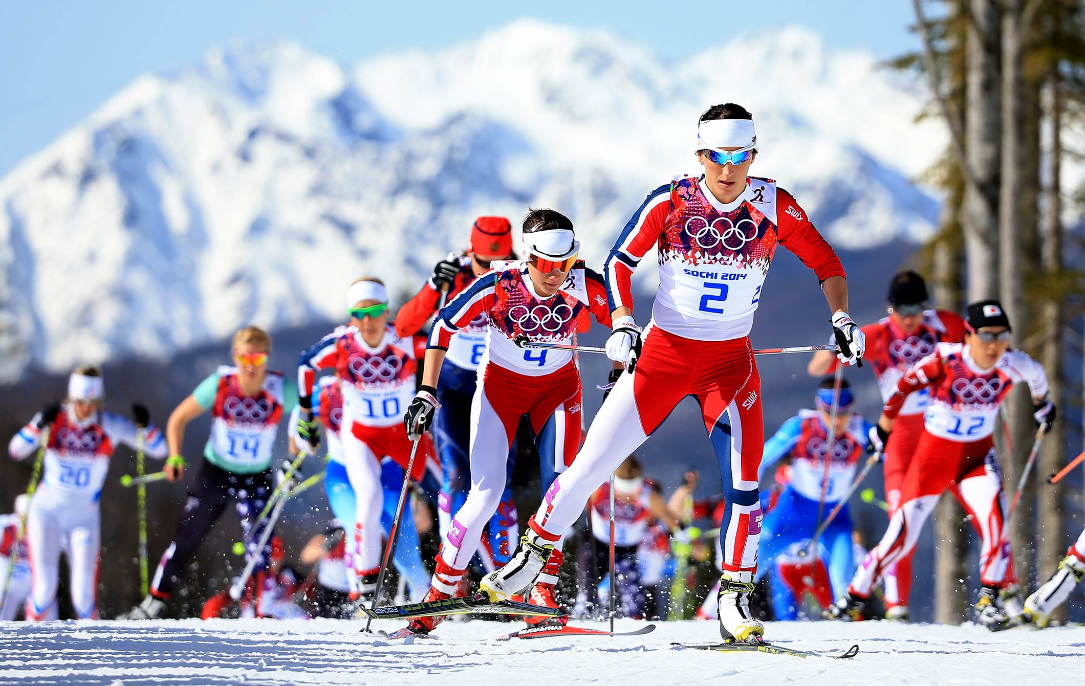 Горнолыжный спорт соревнования. Лыжные гонки. Лыжи спорт. Спортсмен лыжник. Лыжные соревнования.