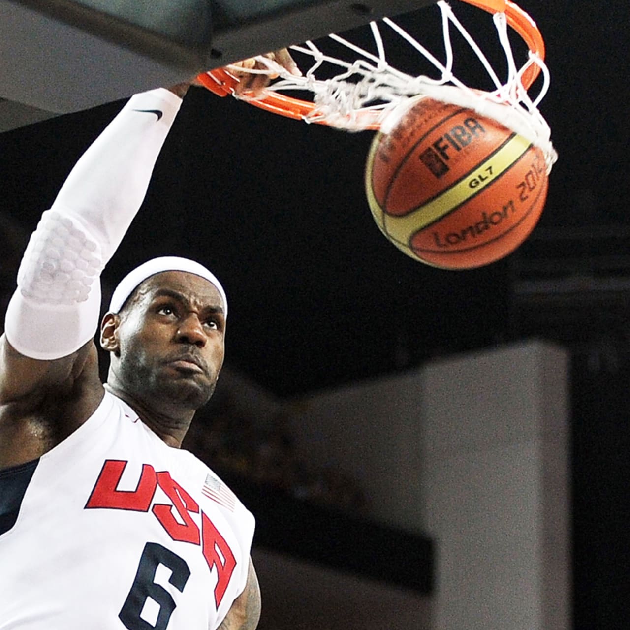 レブロン・ジェームズがロンドン2012で決めた豪快ダンクを見よう