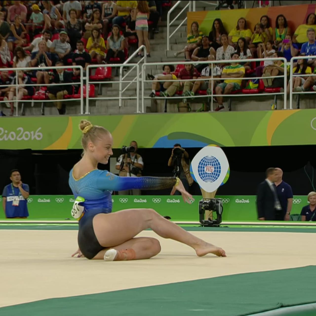 Алина құлының аузына зейін қояды