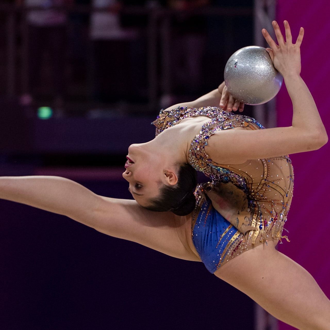 Еденді жуып, сиськилерін көрсетеді