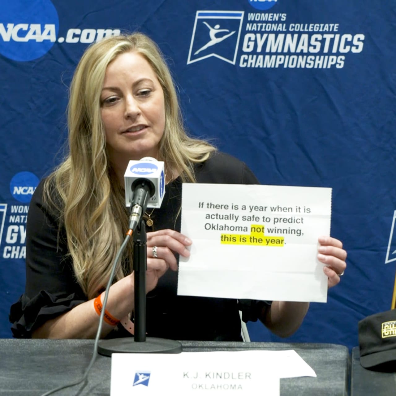 オクラホマ大を、NCAA女子体操競技での優勝に導いたサインボード
