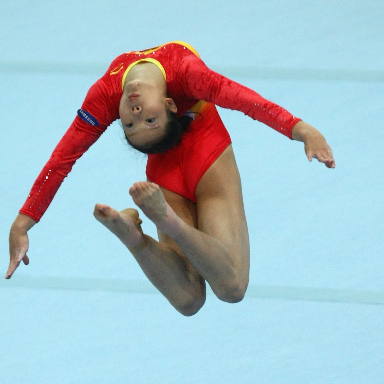 程菲がアテネ2004でのゆかで見事な演技を披露