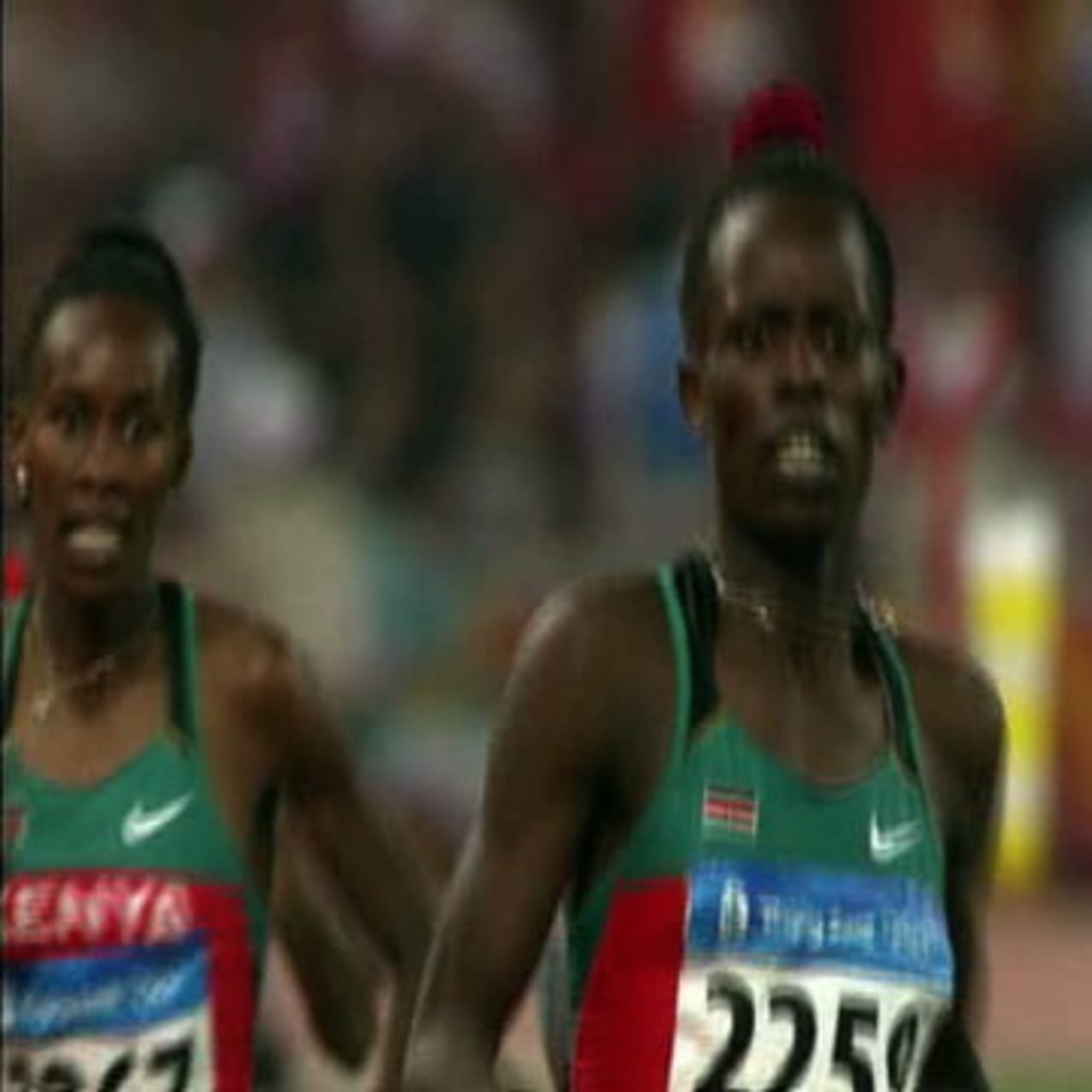 Қыз қыздың түкті кискасын жалайды