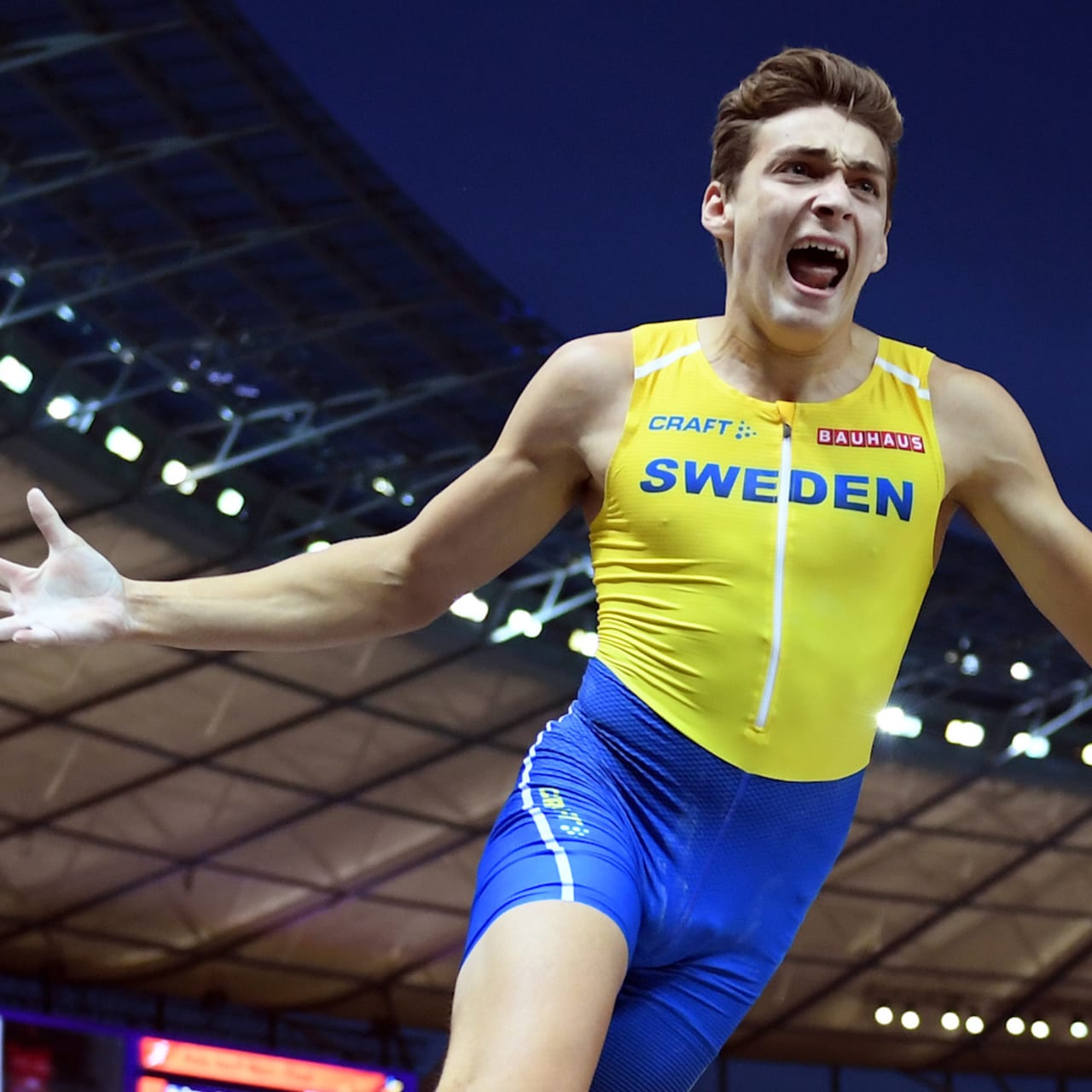 Armand Duplantis quebra recorde e é campeão mundial de salto com vara