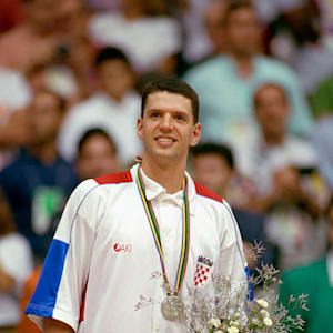 Dražen Petrović avec sa médaille d'argent aux Jeux Olympiques de 1992. Crédit : Mike Powell - Getty Images