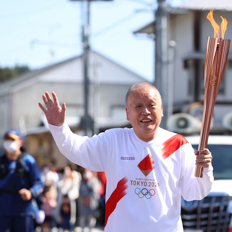 Tokyo 1964 torchbearer carries Olympic flame again