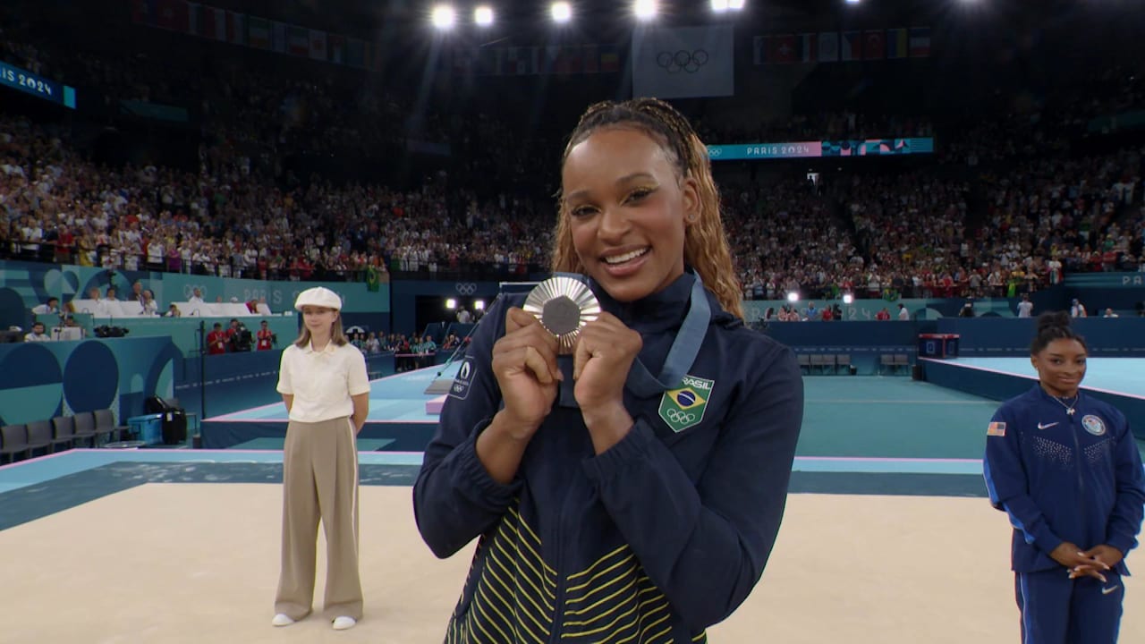 Rebeca Andrade honrada por ser maior medalhista mulher do Brasil