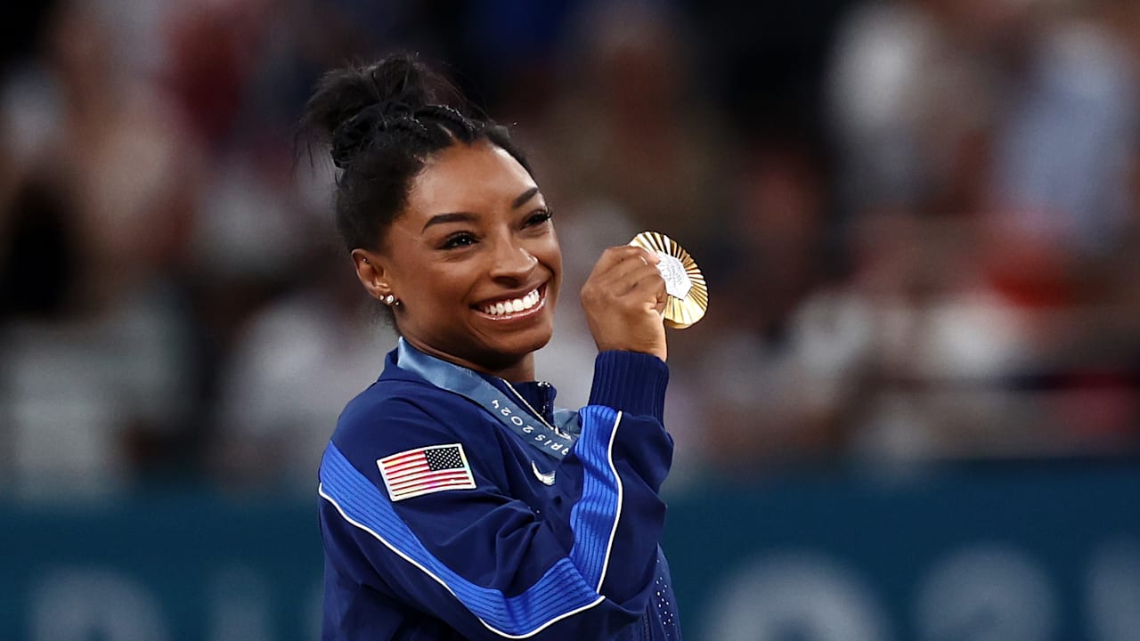 سيمون بايلز تستمتع بتتويجها بلقب المسابقة العامة في باريس 2024: أنا جد فخورة