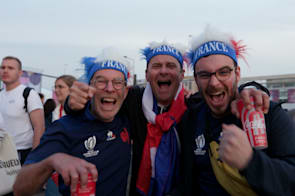 2024 파리 올림픽에서 프랑스의 첫 금메달을 열렬히 축하하는 7인제 럭비 팬들