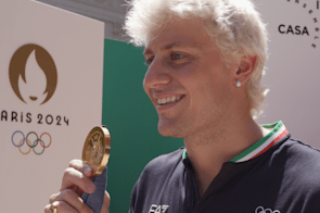 Никколо Мартиненги отмечает «сумасшедшее» золото в Итальянском доме в Париже