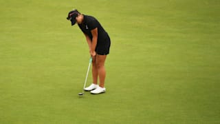 Lydia Ko de Nueva Zelanda hace un putt para birdie en el green 18 para ganar la plata durante la final de golf femenino el día 15 de los Juegos Olímpicos de Río 2016.