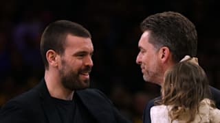 Pau Gasol, junto a su hermano Marc