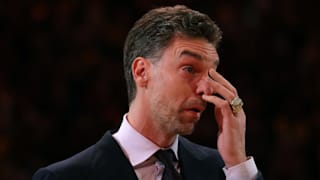 Pau Gasol, emocionado durante el homenaje de los Lakers