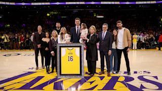 Pau Gasol, junto a su familia y la directiva de los Lakers
