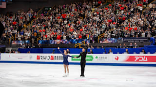 Sui Wenjing and Han Cong take the crowd's applause after their pairs free skate