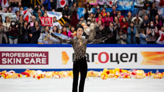 Yuzuru Hanyu thanks the crowd after his World Championship free skate