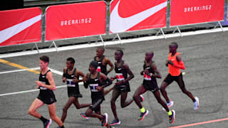 Eliud Kipchoge runs behind pacemakers during Breaking2 attempt at Monza