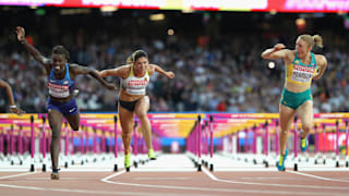 Sally Pearson (R) takes 100m hurdles gold from Dawn Harper Nelson (L)