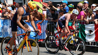 Alistair Brownlee (R) with Vincent Luis during the bike ride in the Rio 2016 triathlon