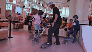 L'entusiasmo per lo skateboard dilaga a Parigi!