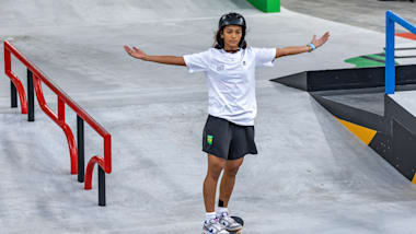 Rayssa Leal é campeã do skate street no Olympic Qualifier Series Xangai 2024