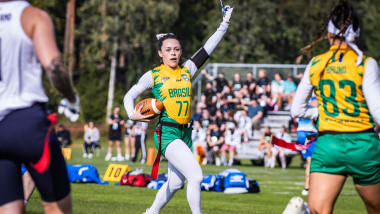 Gabi Bankhardt conduz a bandeira do flag football no Brasil