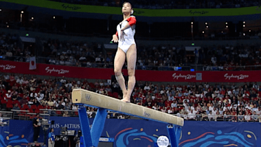 Takenaka Miho, Oksana Chusovitina und andere Athlet*innen turnen auf dem Schwebebalken in Sydney 2000