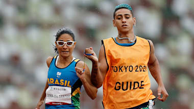 Medalhista paralímpico como guia, Gabriel Garcia compõe revezamento brasileiro no Mundial