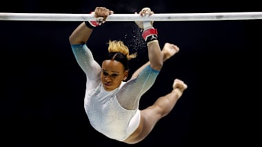 Mundial de Ginástica Artística: Rebeca Andrade cai nas barras e disputa finais de trave e solo neste domingo