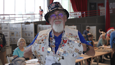 पिन ट्रेडिंग - ओलंपिक का अनौपचारिक खेल!