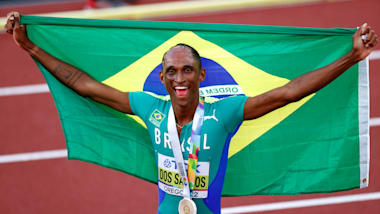 Alison dos Santos faz história para o atletismo brasileiro com título mundial nos 400m com barreiras