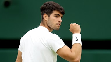 Alcaraz e Sinner avançam em Wimbledon; dupla mista é adiada