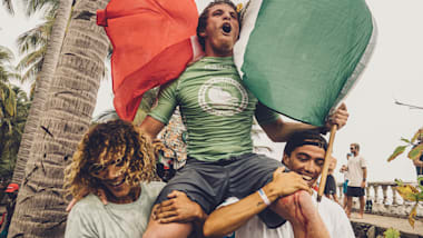 El campeón mundial de surf Alan Cleland, pura garra de México en las olas