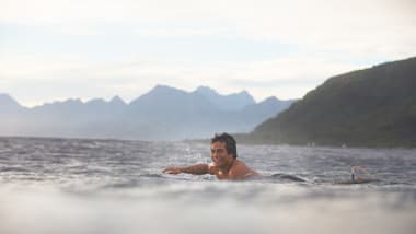 5 choses à savoir sur le surfeur tahitien Mihimana Braye