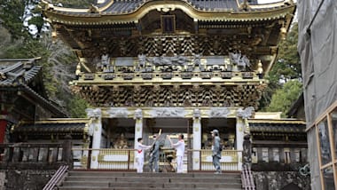 Flame passes Toshogu Shrine