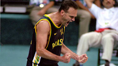 Oscar Schmidt: veja a biografia do maior jogador de basquete brasileiro de  todos os tempos!