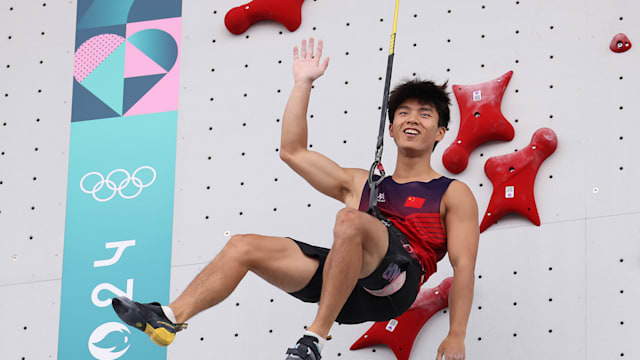 2024年巴黎奥运会运动攀岩：男子速度攀岩伍鹏0.02秒之差斩银，印尼选手莱昂纳多登顶