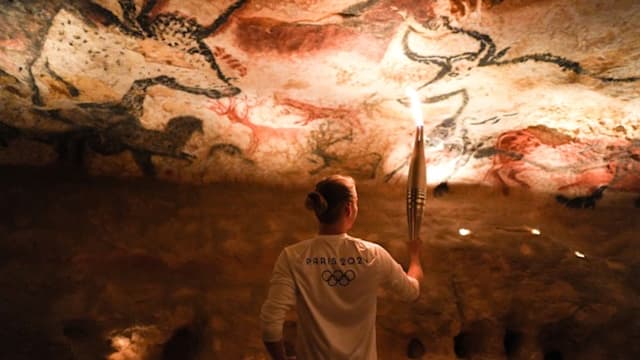 The Olympic Torch discovers the secrets of the Dordogne’s history