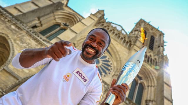 The Olympic Torch lights up the roads of the Aisne