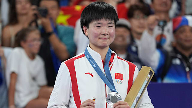 He Bingjiao brings Spain pin on to podium in tribute to Carolina Marin