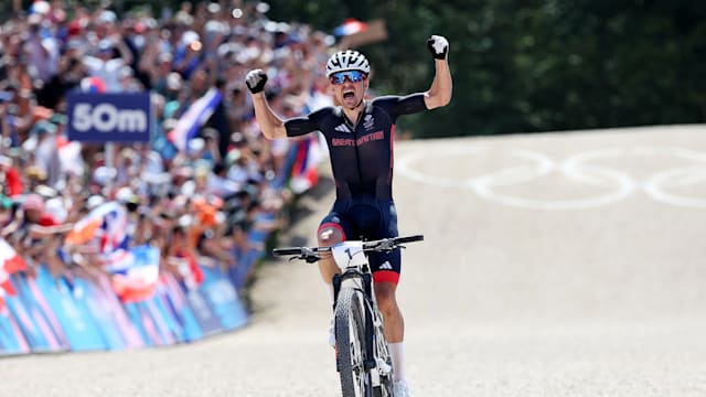 Tom Pidcock overcomes puncture to win thrilling gold