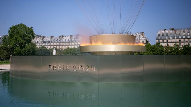 المشجعون منبهرون بالمرجل الأولمبي "رمز الوحدة"