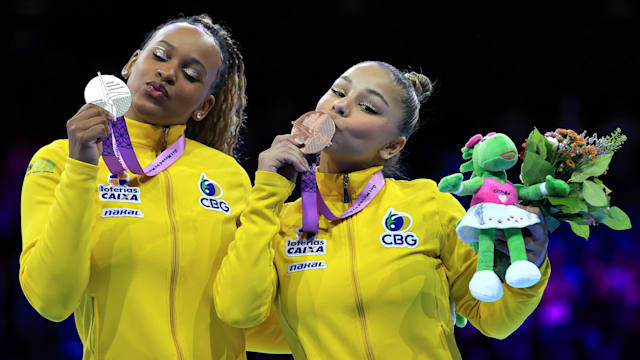 Rebeca Andrade ganha duas medalhas e Flávia Saraiva é bronze no último dia do Mundial de Ginástica Artística